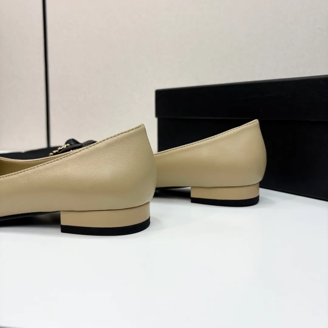 👟👟Ex-factory price 580👟👟 CHANEL｜Chanel Chanel 25C early spring new product Camellia series flat shoes This season’s Camellia series is really beautiful😍 Grandma Xiang’s family has always been elegant and ladylike, full of high-end sense! It’s very nice on the feet~ Whether worn barefoot or paired with skirts or trousers, it’s very versatile! Incomparably beautiful! Extraordinarily fairy 🧚 Overwhelmingly girly‼ ️ The upper is made of imported lambskin, the lining is made of mixed sheepskin, and the Italian A-grade leather outsole Size: 35-39 (40/41 customized)